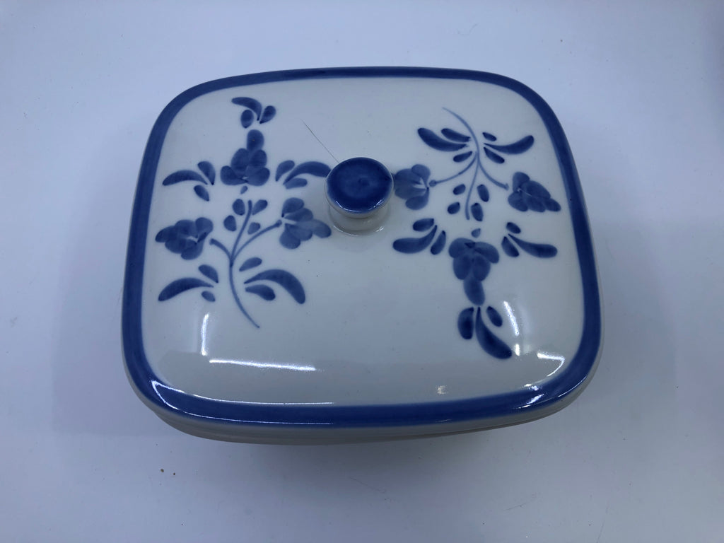 SQUARE WHITE BAKING DISH W/ BLUE FLOWER DESIGN LID.