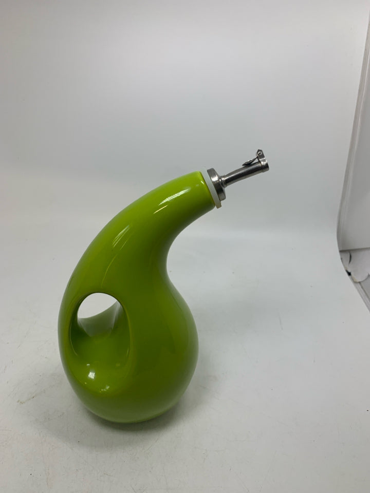 CERAMIC OIL DISPENSER W/ HANDLE.