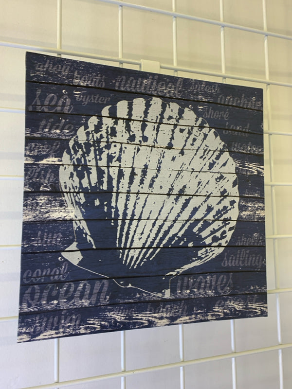 QUEEN SCALLOP DISTRESSED STYLE CANVAS.