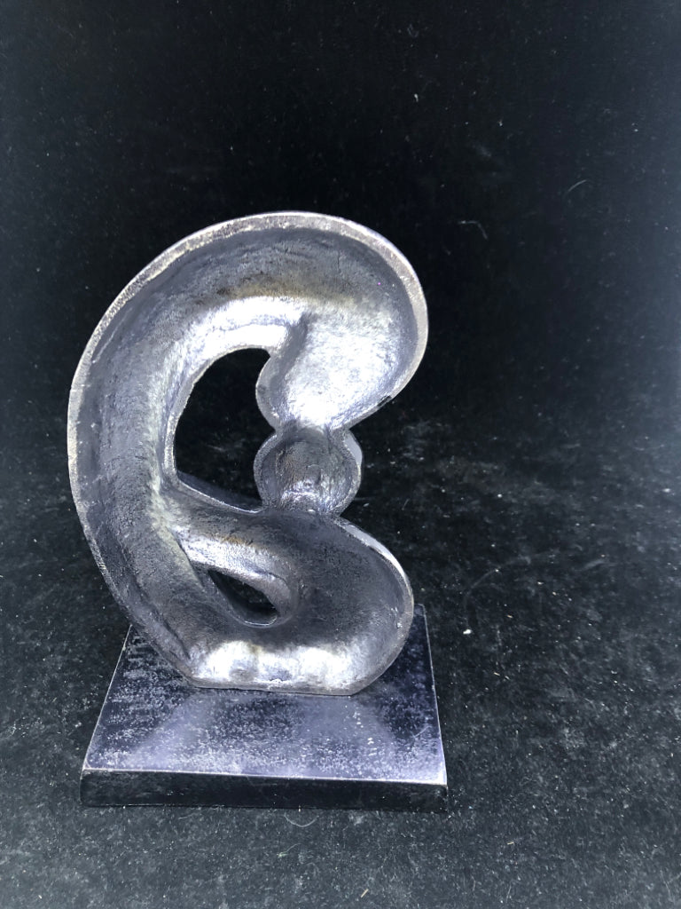 GREY METAL ABSTRACT DESK DECOR.