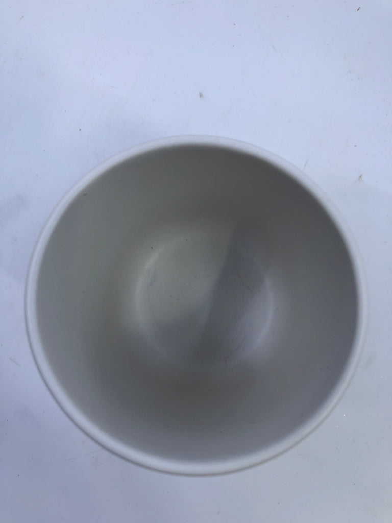 WHITE W GOLD DETAIL PENCIL CUP.