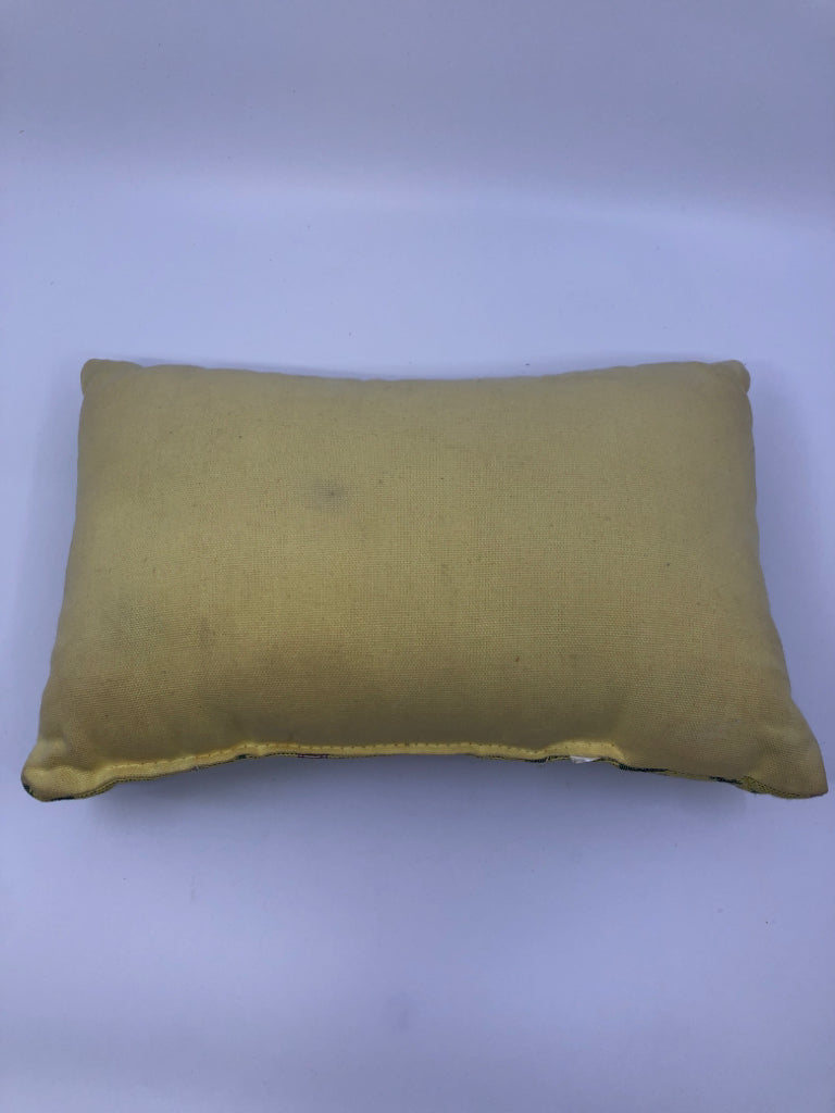 GIGGLE ,SECRETS, SOMETIMES SMALL YELLOW PILLOW PINK ROSES.