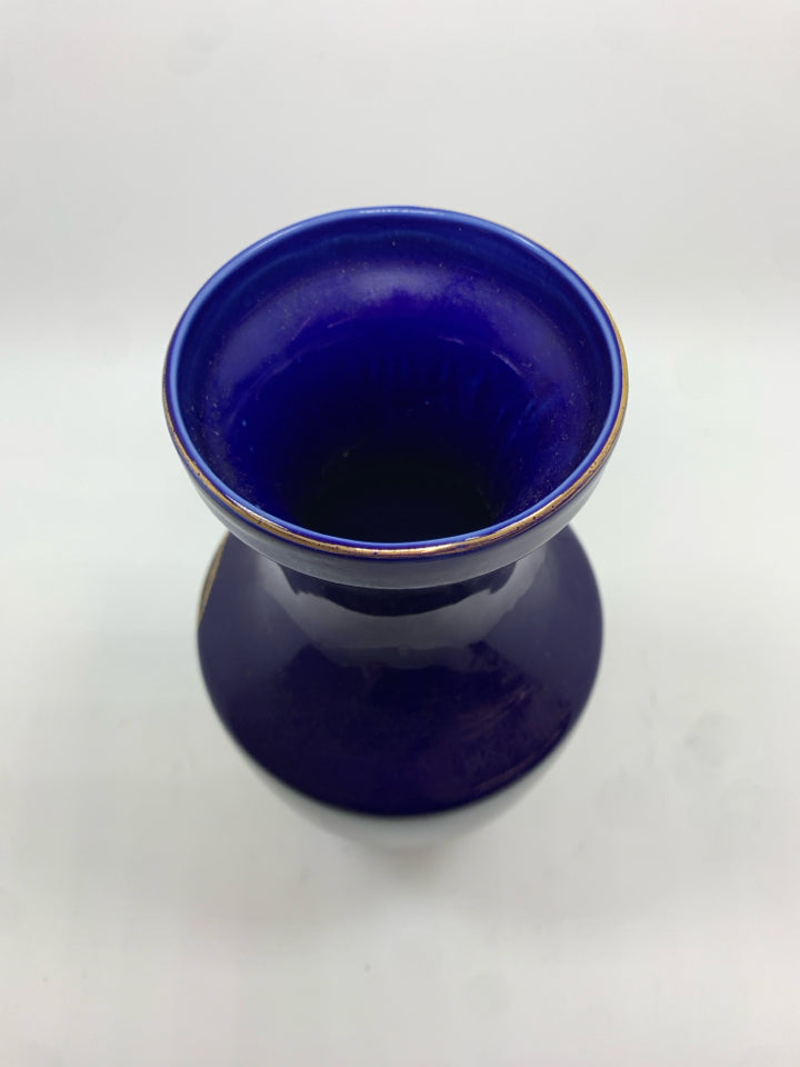 BIRD PAINTED COBALT BLUE PORCELAIN VASE.