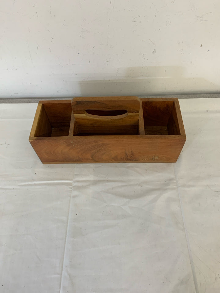 DIVIDED WOOD ORGANIZER.