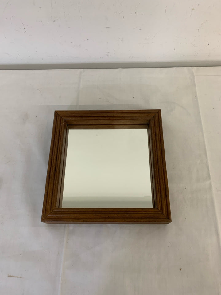 SMALL SQUARE MIRROR IN DARK WOOD FRAME.