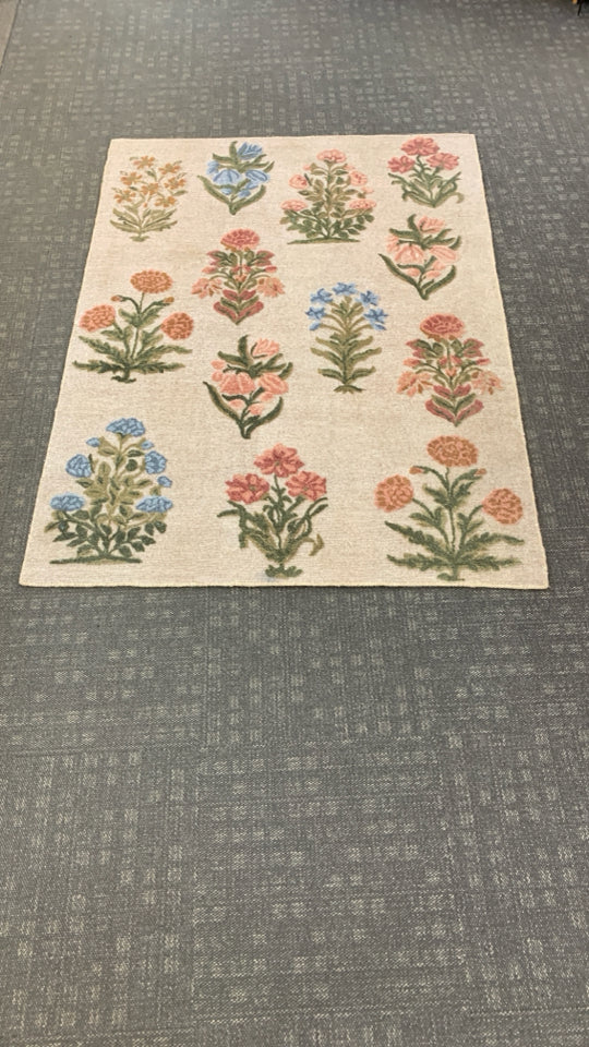 BLOCK FLORAL THRESHOLD RUG.