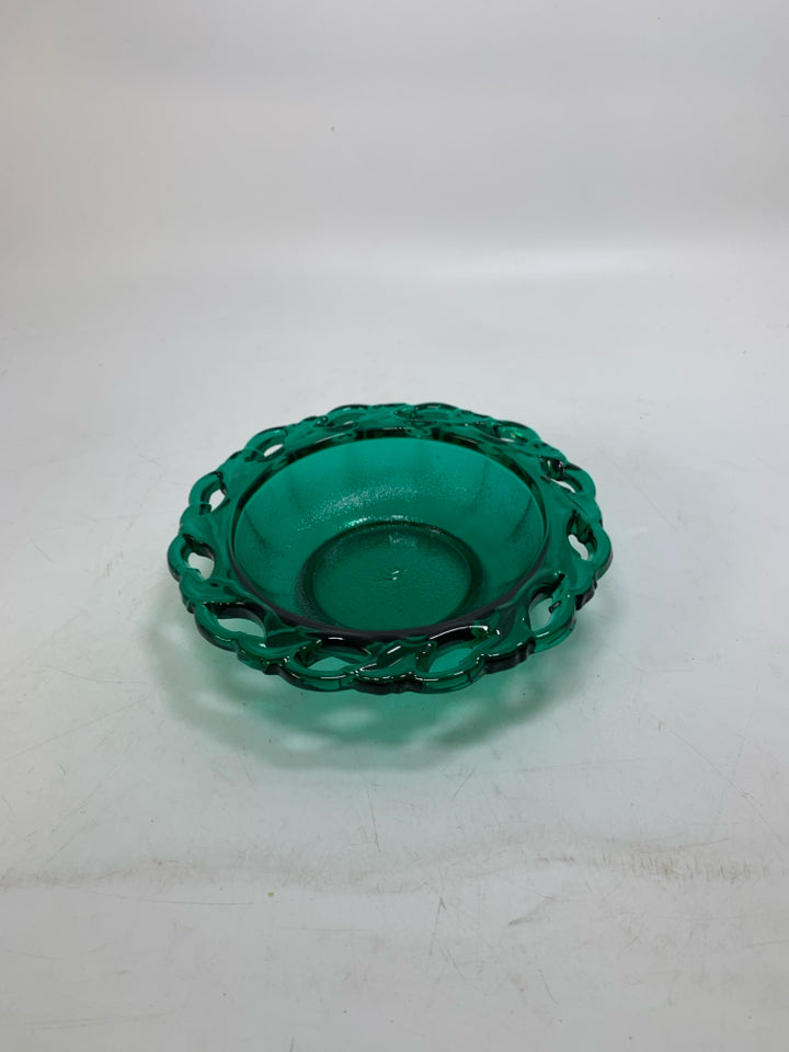VTG SHORT EMERALD GREEN BOWL W/ LACE EDGE.