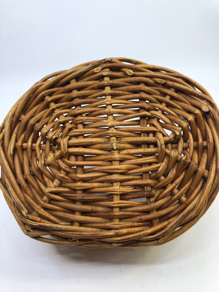 SMALL OVAL BASKET W/HANDLES.