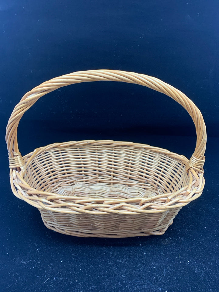 OVAL WOVEN BASKET W HANDLE.