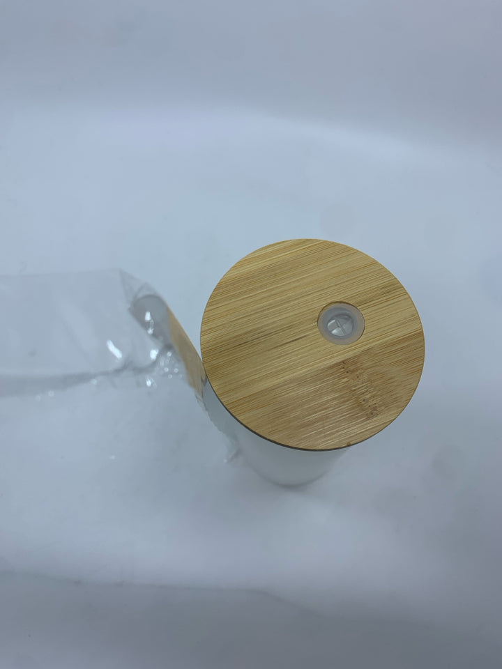 FROSTED CUP W/WOOD LID & NIP STRAW.