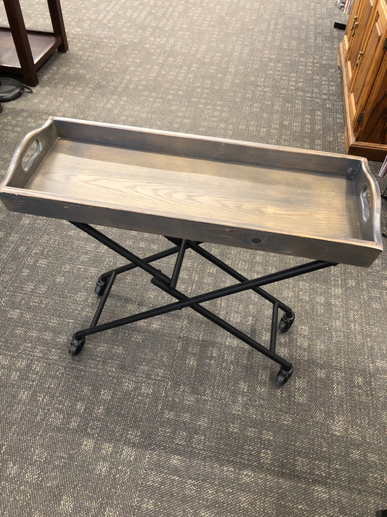 GREY WOOD TRAY TABLE ON FOLDING METAL STAND.