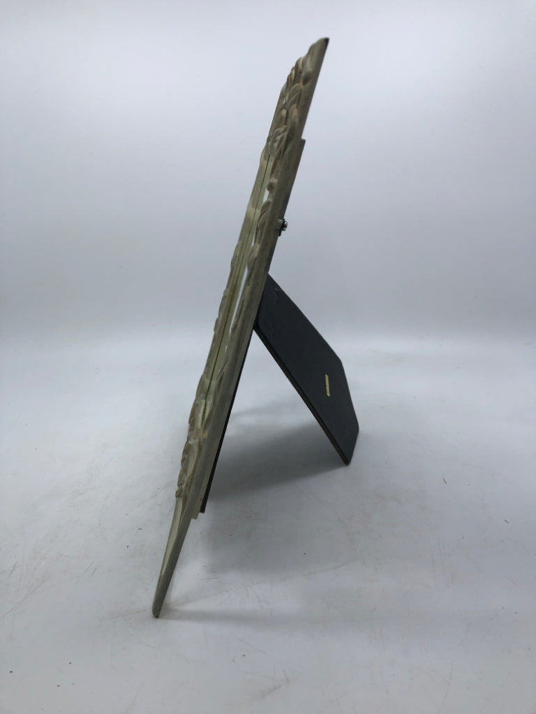 METAL DISTRESSED FRAME W/LEAVES.