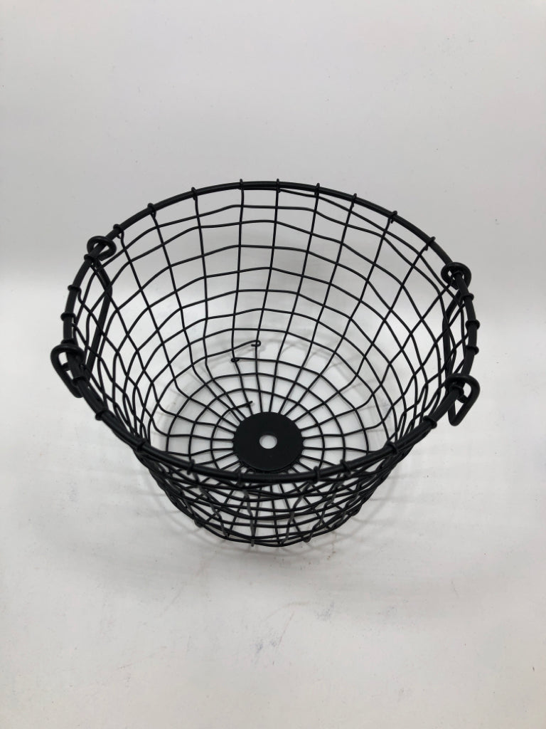 ROUND BLACK WIRE BASKET W/ HANDLES.