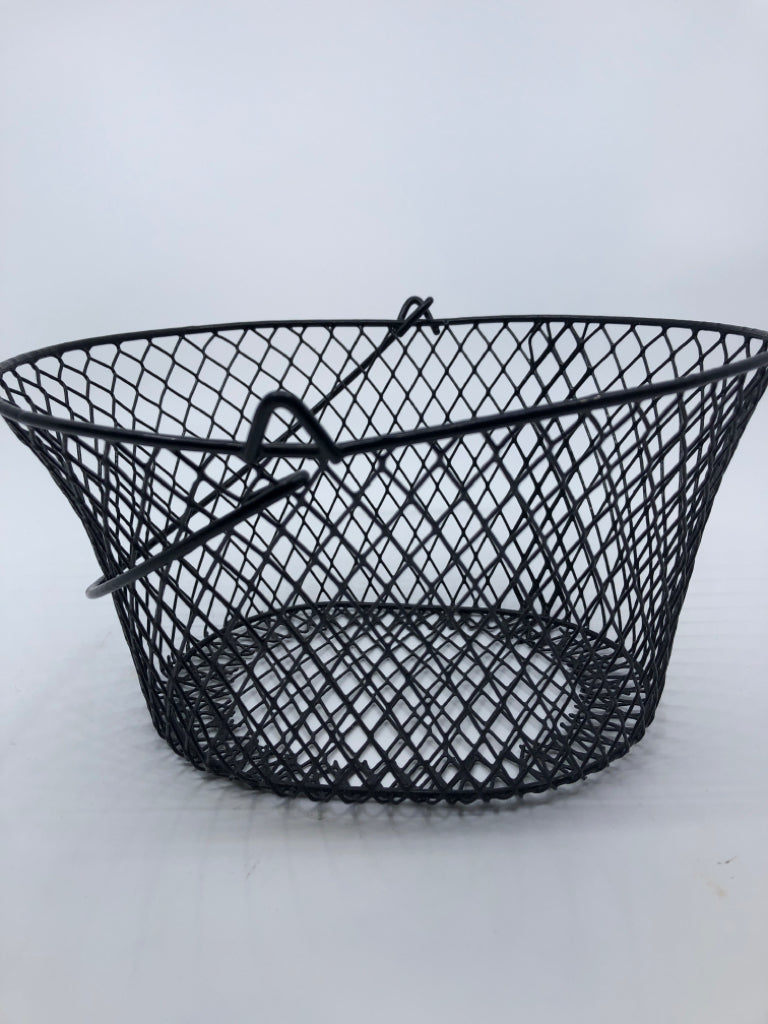 BLACK WIRE METAL BASKET.