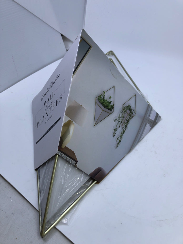 2 NIP DIAMOND PLANTERS.