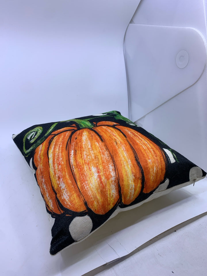 BLACK/WHITE PUMPKIN ACCENT PILLOW.