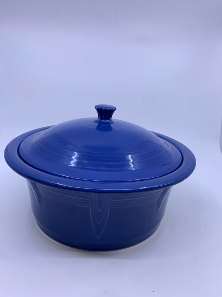 BLUE ROUND CASSEROLE DISH W LID.