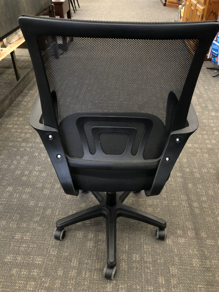 BLACK MESH SWIVEL OFFICE CHAIR W/SMOOTH CUSHION.
