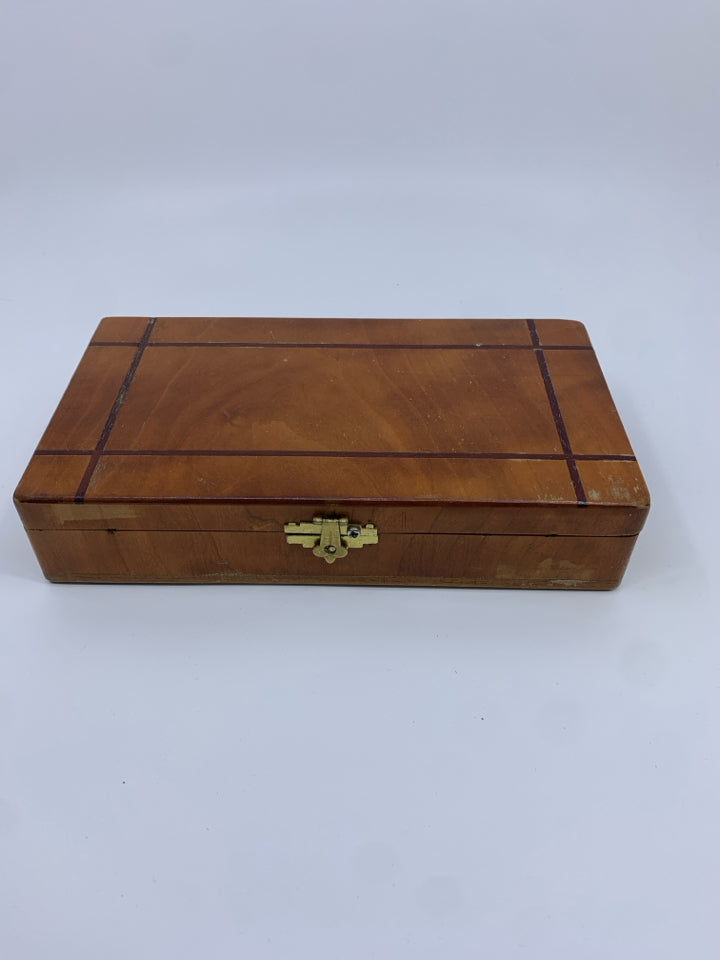 OAK WOOD DIVIDED JEWELRY BOX.