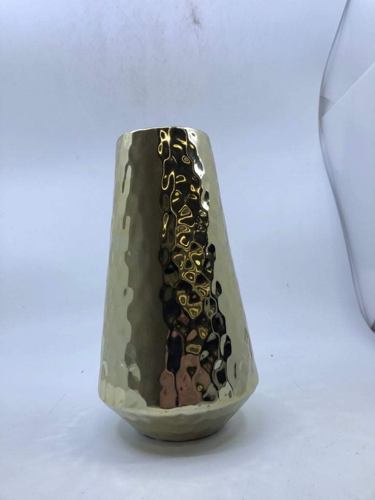 GOLD THUMBPRINT TEXTURED PATTERN VASE.