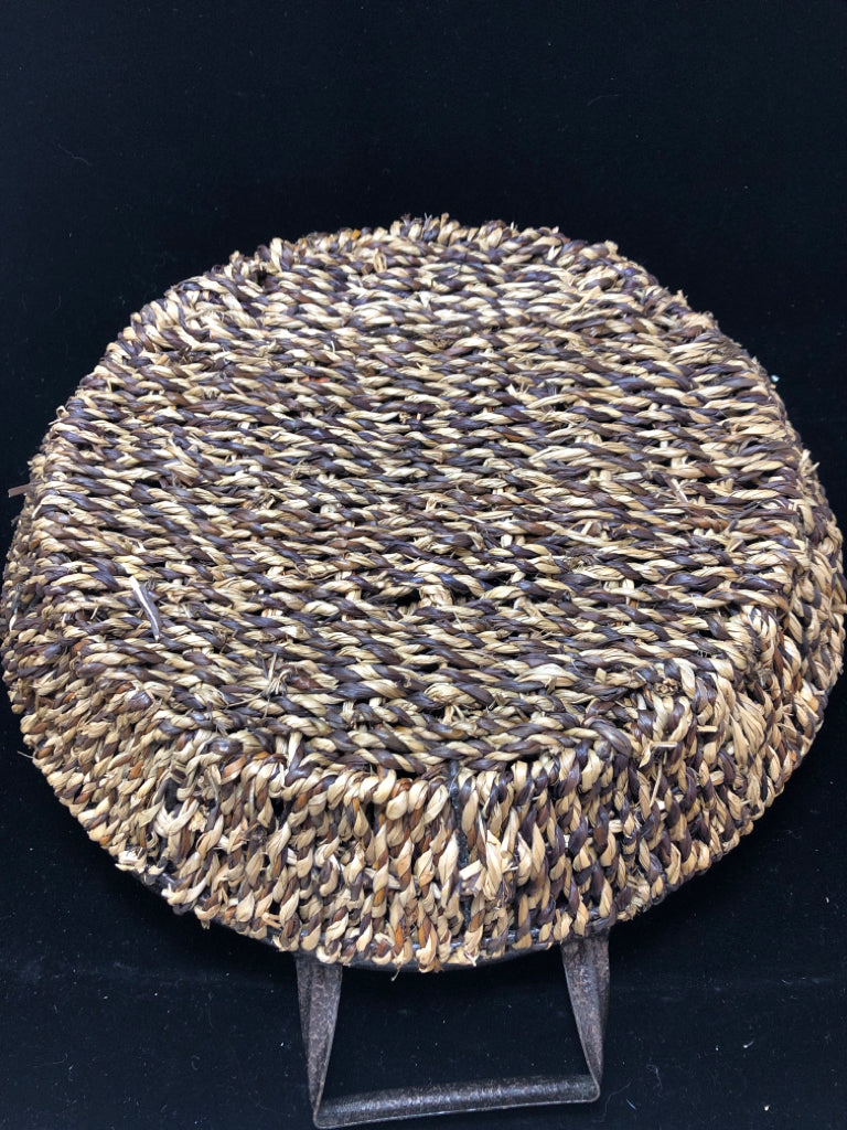 CHIP AND DIP WOVEN BASKET W/METAL HANDLES.