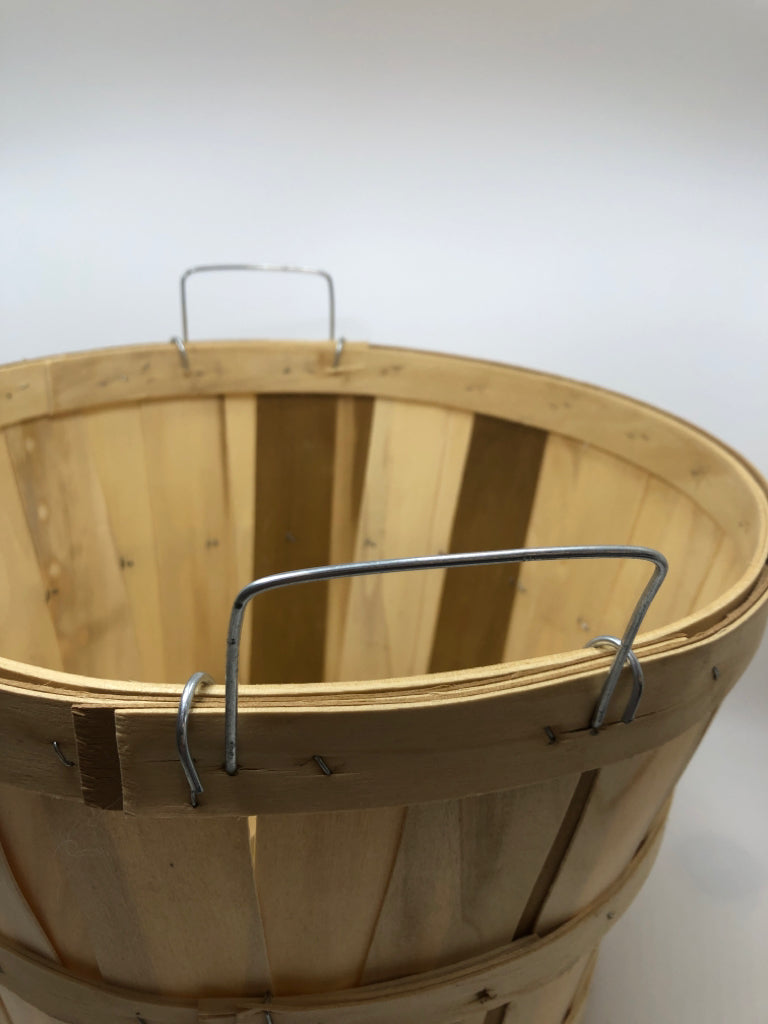 LIGHT WOOD BUSHEL BASKET W METAL HANDLES.