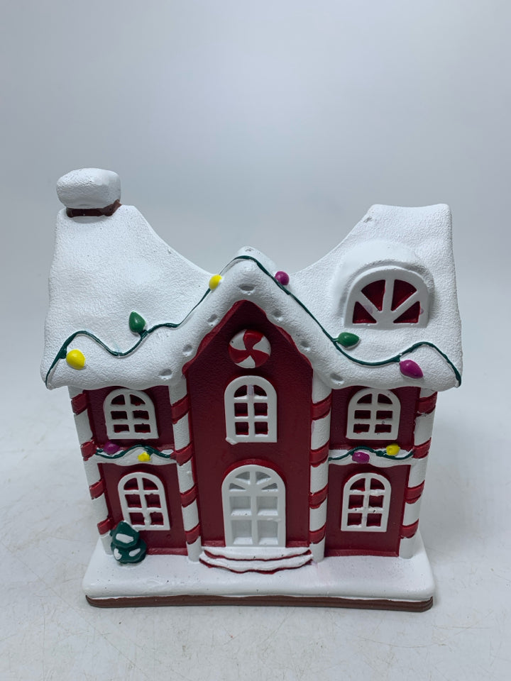 RED SNOWY RESIN HOUSE W/ STRING LIGHTS PILLAR CANDLE PLATE YANKEE CANDLE.