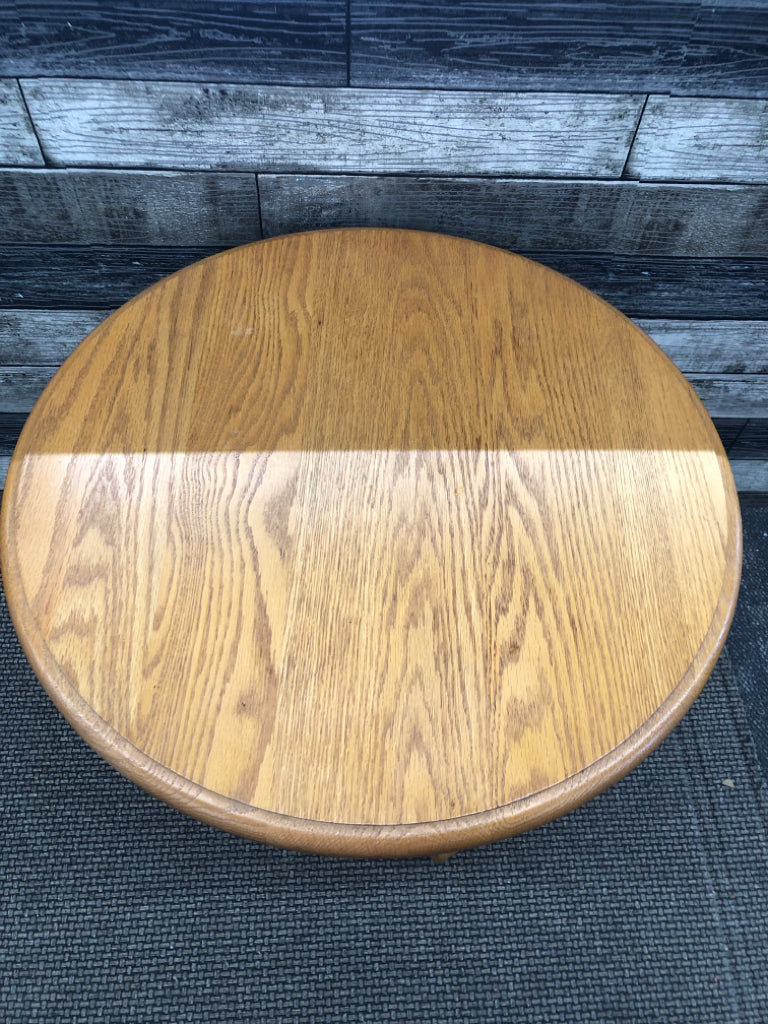 SMALL ROUND OAK WOOD SIDE TABLE.