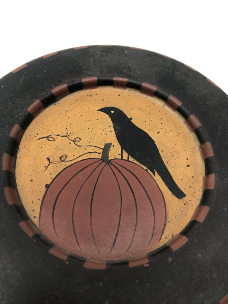 2 PRIM PUMPKIN SCARECROW & CROW DECOR PLATES W/STAND.