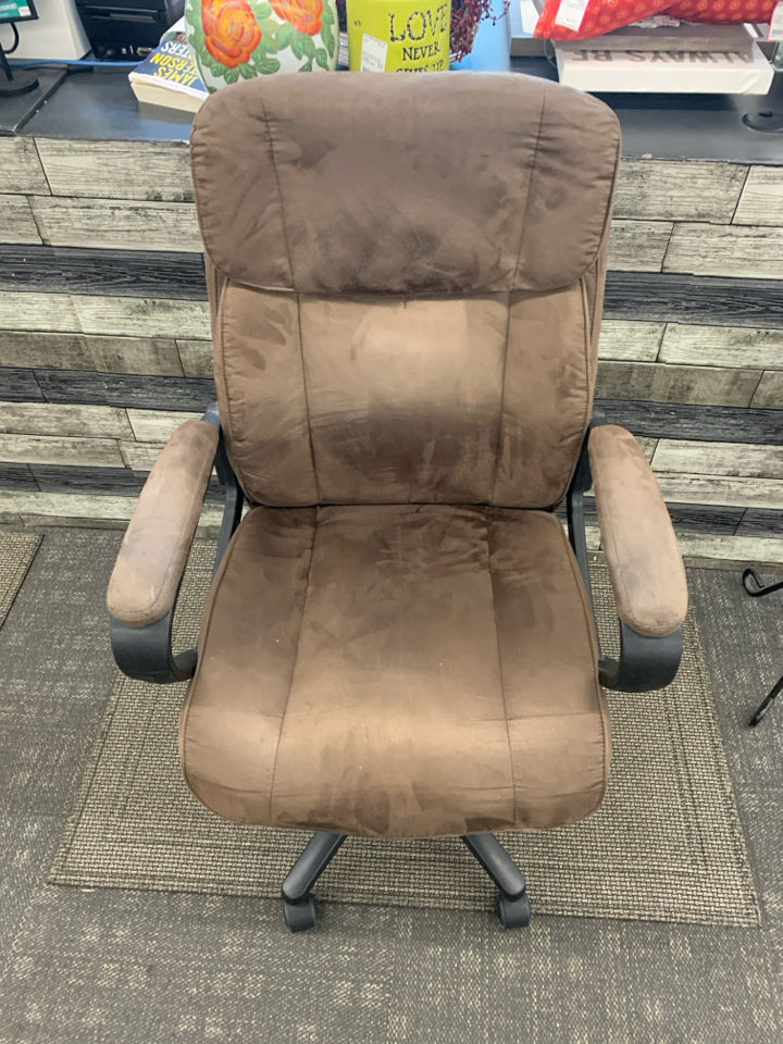 BROWN SPINNING ADJUSTABLE SEAT OFFICE CHAIR.