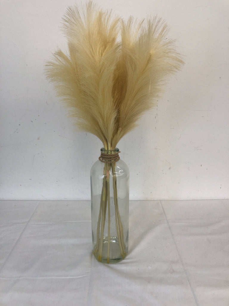 FAUX TAN FLUFFY WHEAT IN GLASS VASE W/ TWINE WRAPPED.