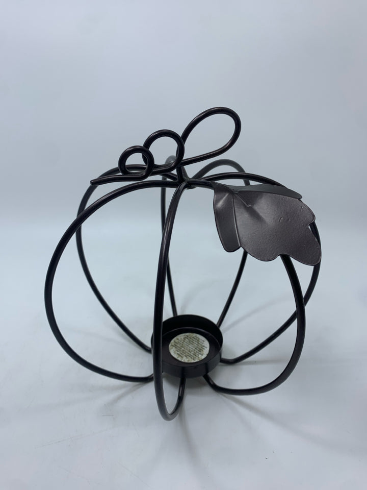 BROWN METAL PUMPKIN TEA LIGHT HOLDER.
