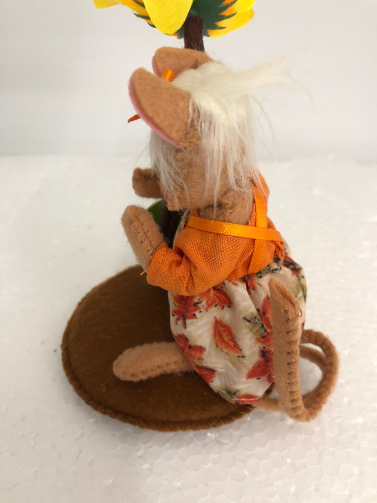 ANNA LEE MOUSE W/ MAPLE LEAF DRESS/ SUNFLOWER GROWING NEXT TO HER.