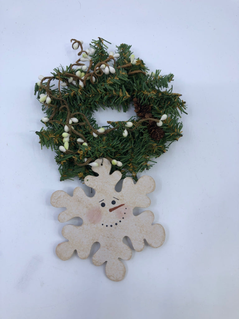 SMALL WREATH W SNOWFLAKE.