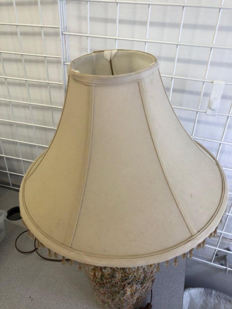 COLORFUL SPECKLED LAMP W/BEIGE SHADE & BEADS.