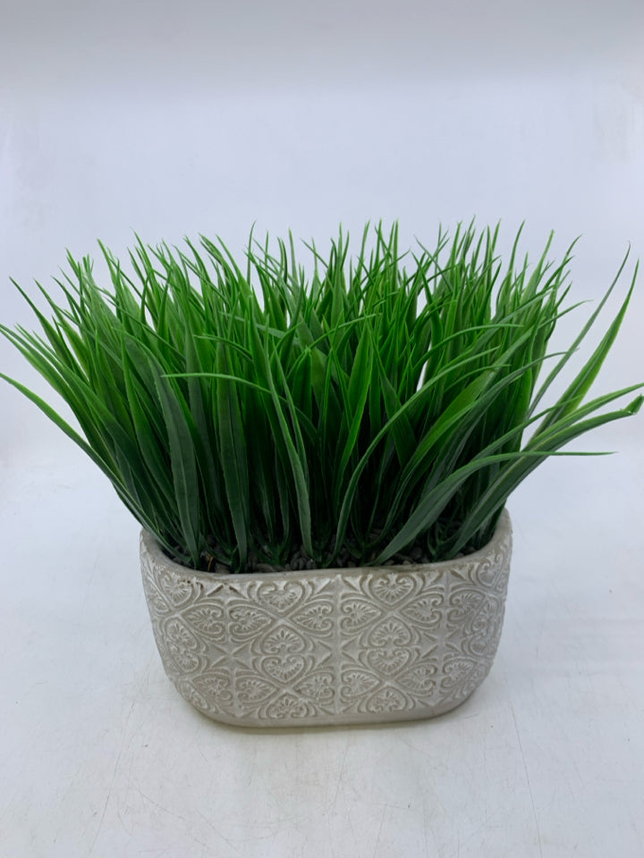 HEAVY OVAL CEMENT BASE W/ WHITE DETAILS FAUX GRASS.