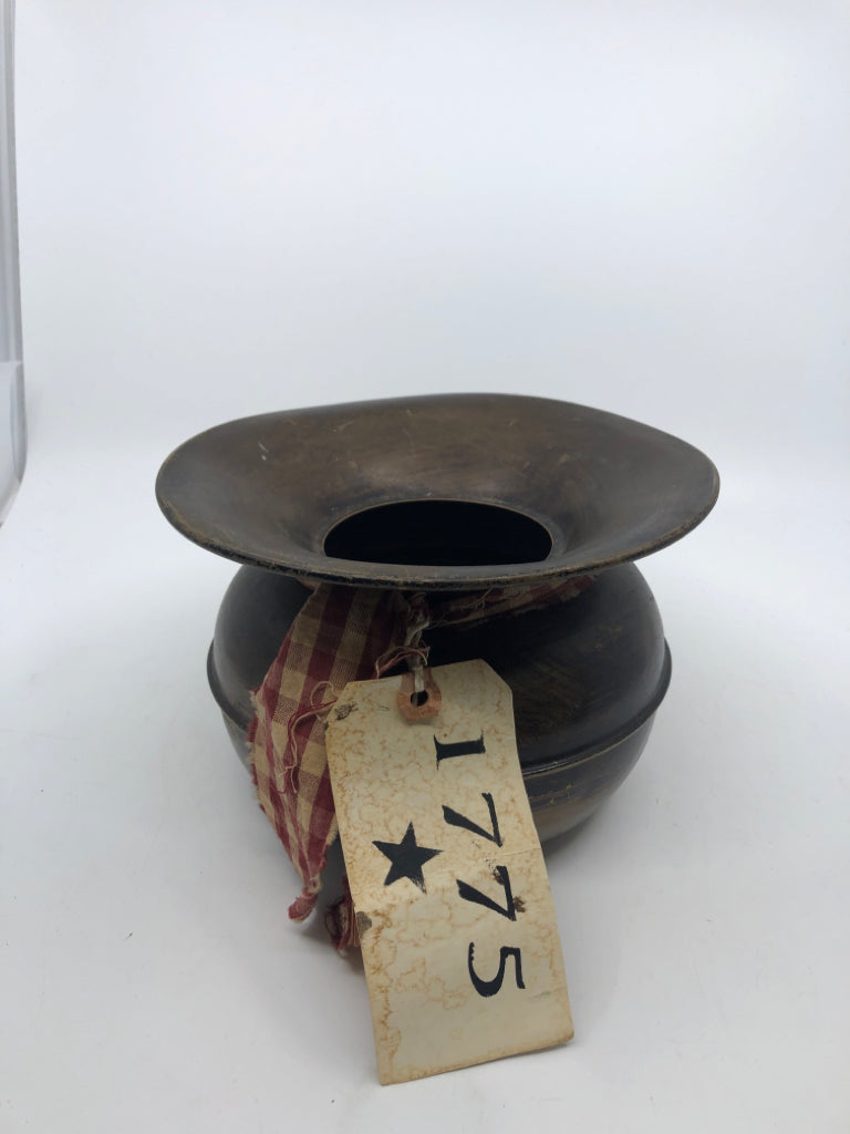 PRIMITIVE 1775 TAG VASE/ DECOR.