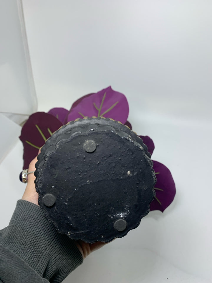 BLACK/GOLD RIBBED PLANTER W/ FAUX LEAVES.
