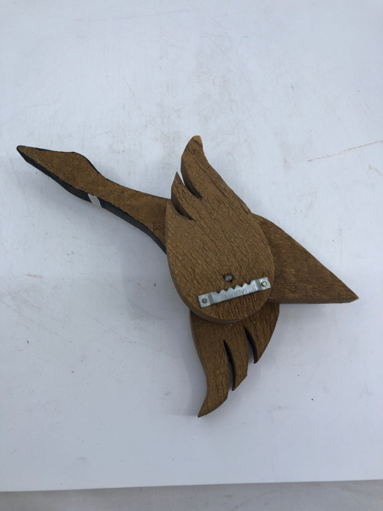 2 WOOD GEESE MOVEABLE WINGS WALL HANGINGS.