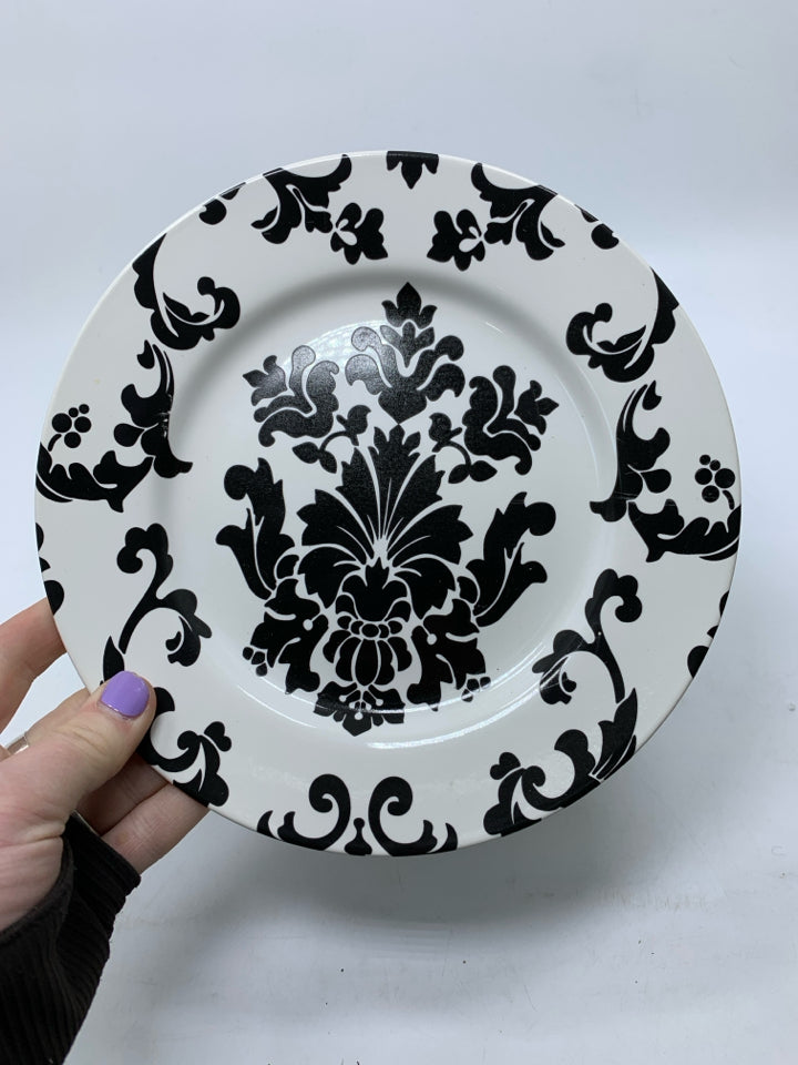 8 PAISLEY PRINT LUNCH PLATES.