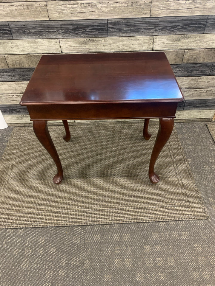 DARK WOOD SIDE TABLE W/CURVED LEGS.
