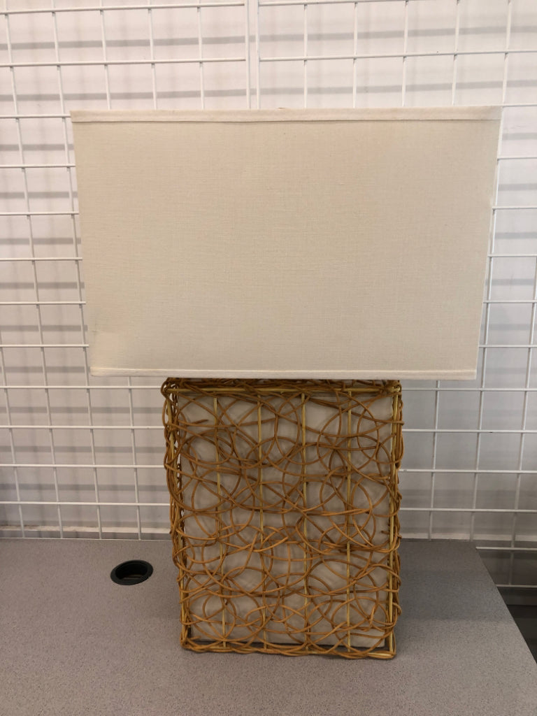 RATTAN NOODLE TABLE LAMP.