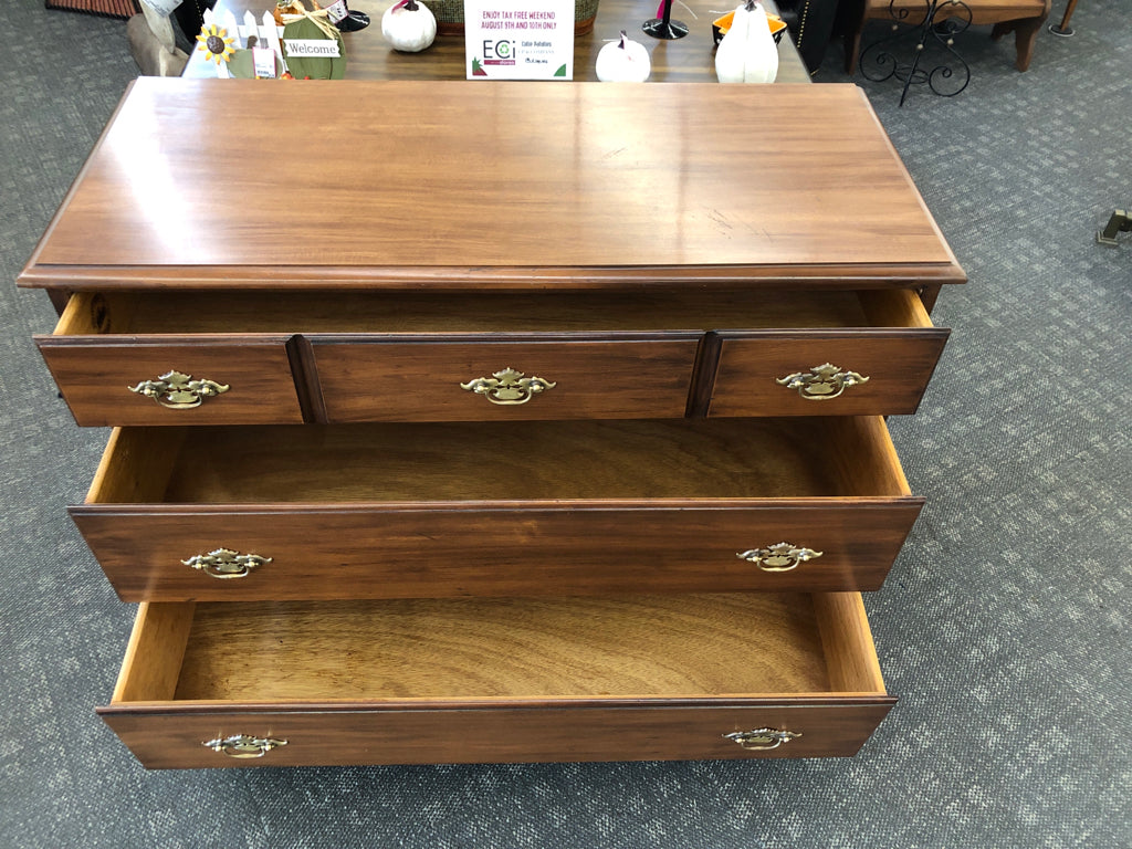 SHORT WOOD 3 DRAWER DRESSER WITH GOLD ACCENTS.
