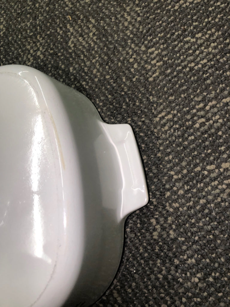 CASSEROLE DISH W/LID.