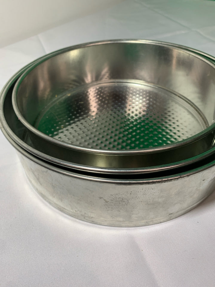 3 NESTING SPRINGFORM PANS.