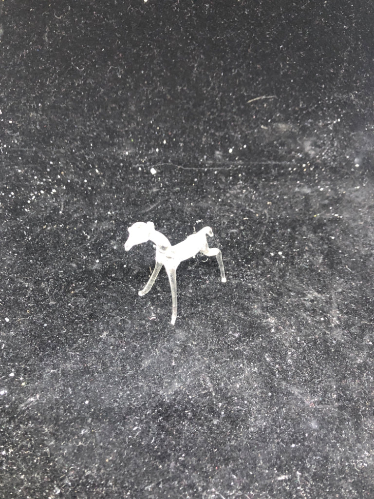 DELICATE GLASS GIRAFFE.