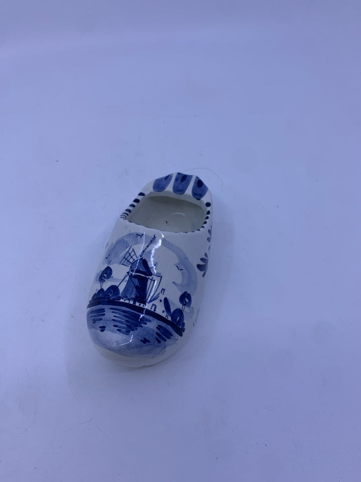 VTG CERAMIC WHITE/BLUE DUTCH SHOE.