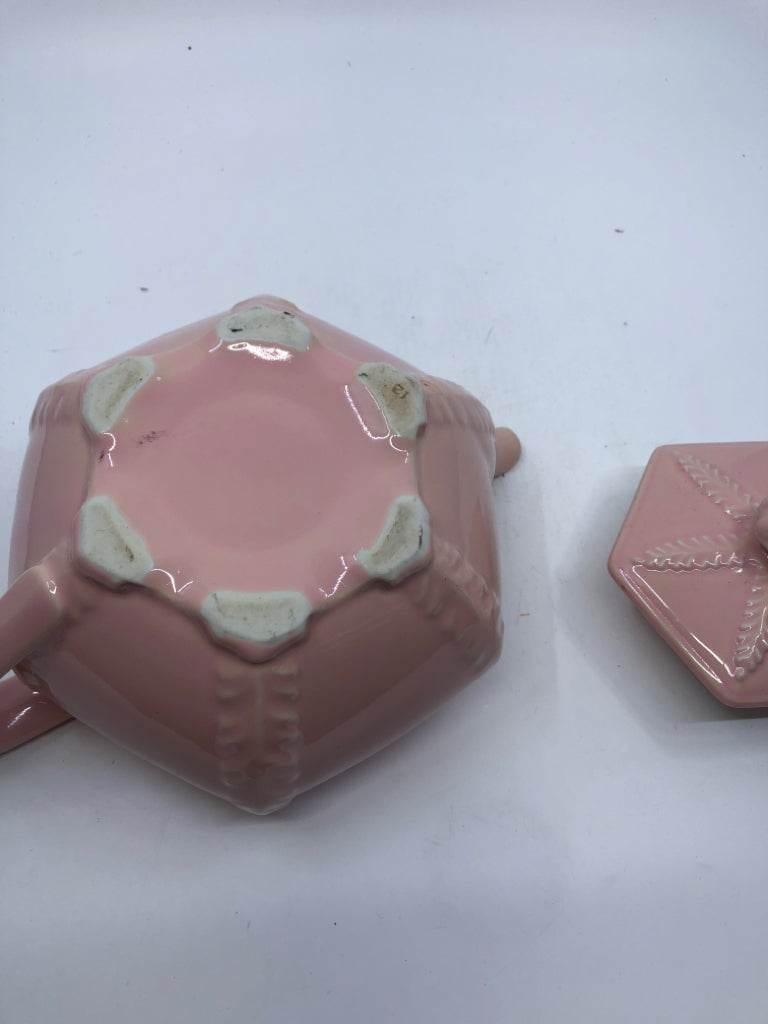 PINK FEATHER LIKE PATTERN TEAPOT.