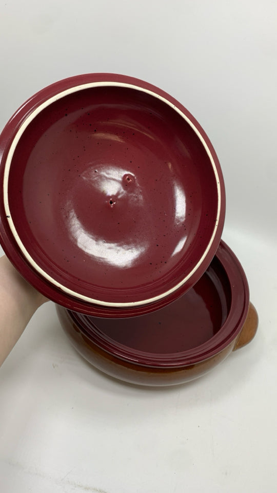 BROWN AND RED GLAZED POTTERY CASSEROLE DISH W/LID.