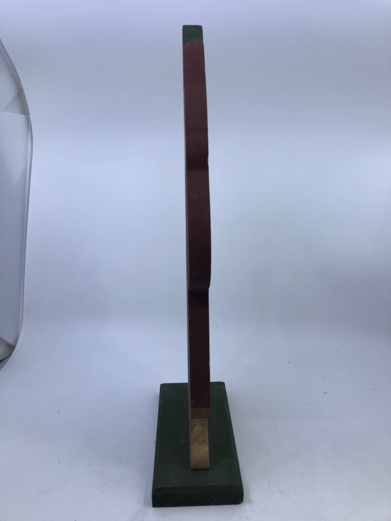 WOOD PAINTED SANTA W/ TREE ON BACK,WREATH.